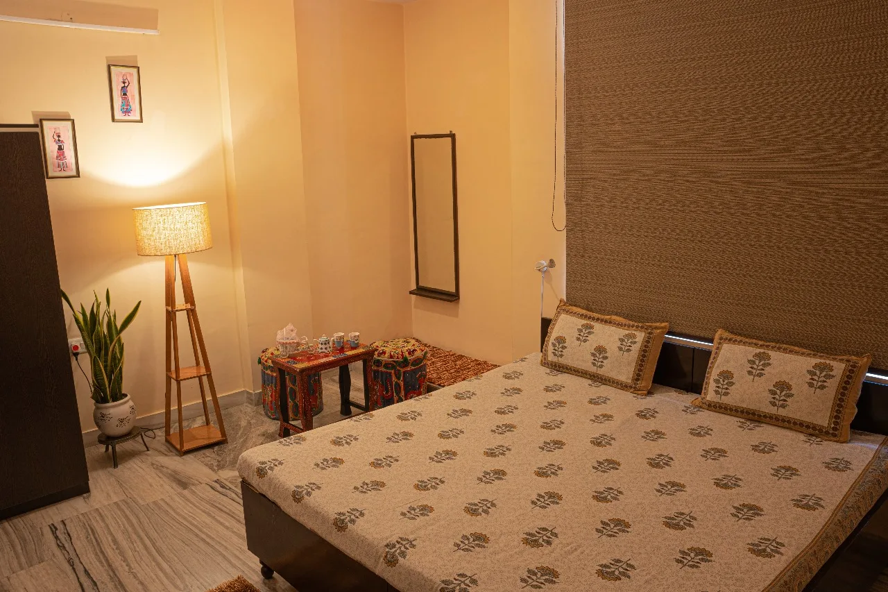 Warm furnished private bedroom for an Indian Lingua homestay student